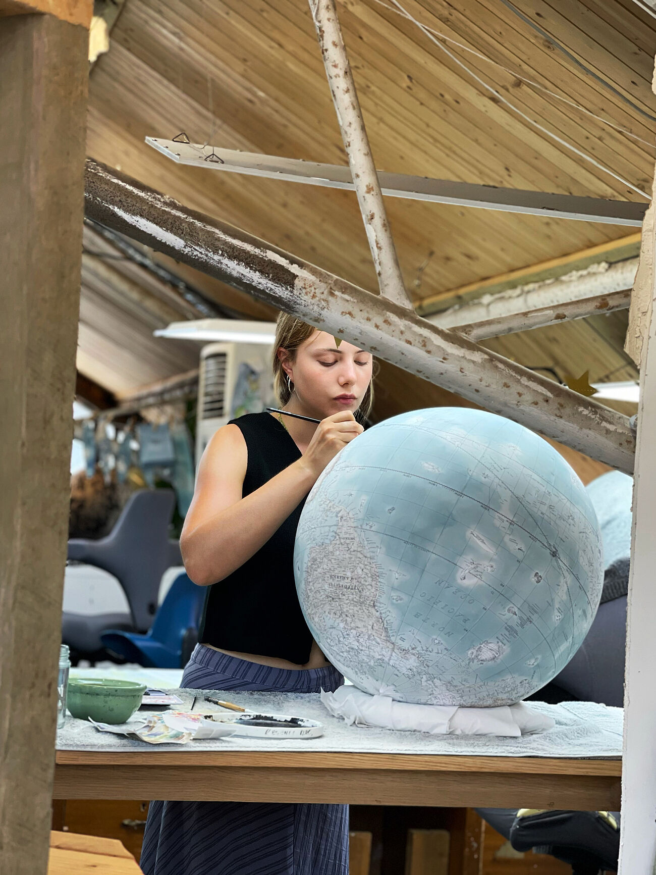 Una de las artesanas da los últimos retoques de pintura a un globo. 