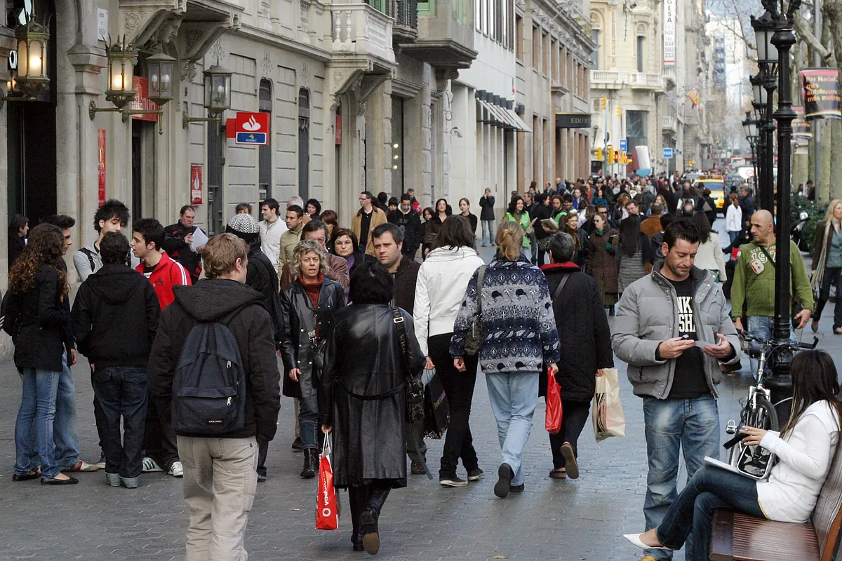 La población en España renueva récord hasta 49,1 millones por la llegada de extranjeros