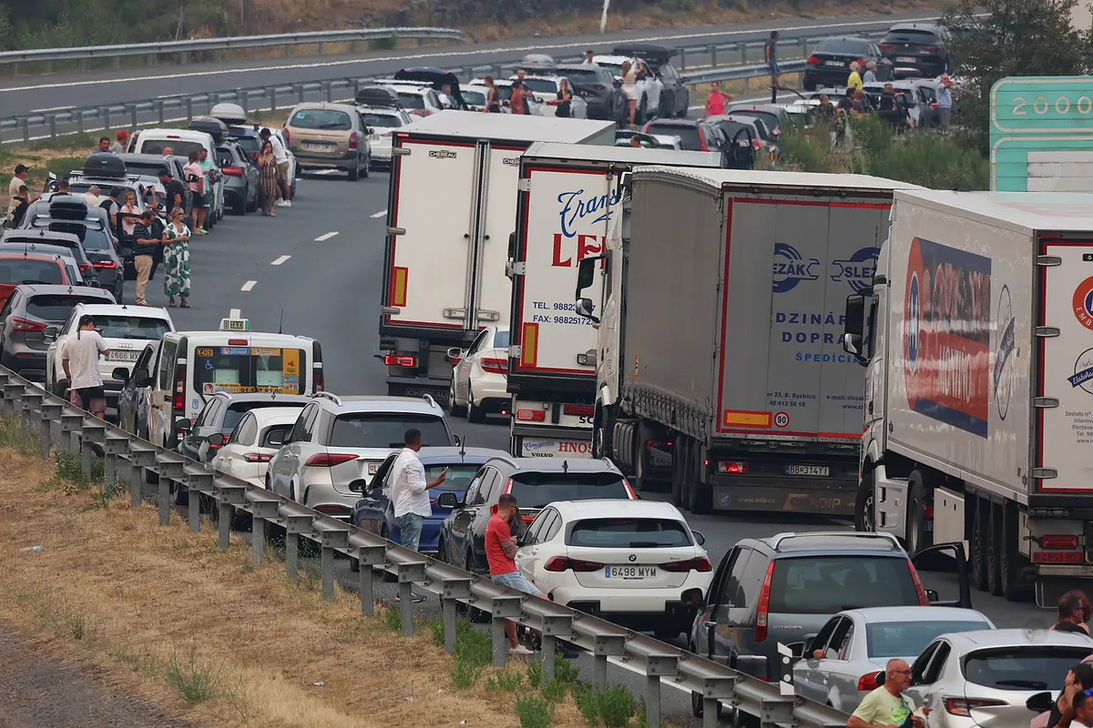Retenciones de tráfico por el puente de agosto y siete carreteras cortadas por los incendios