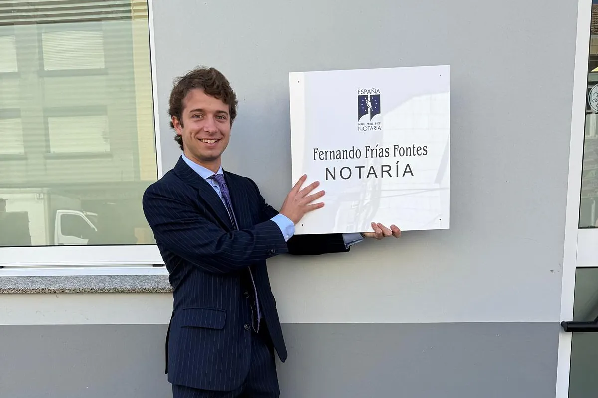 Así es el notario más joven de España (24 años) que temía ser confundido con el becario