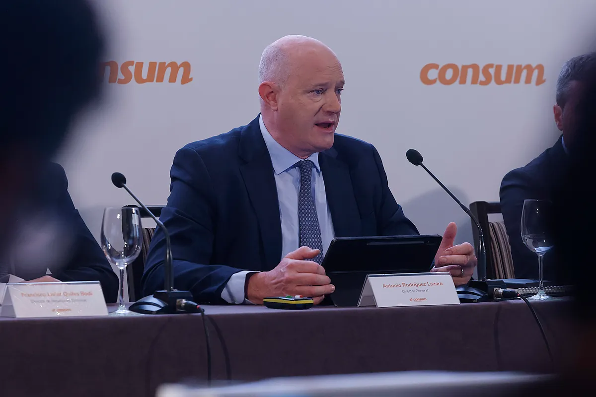 Consum factura 4.707 millones, un 7,3% más, y prevé superar las 1.000 tiendas este año