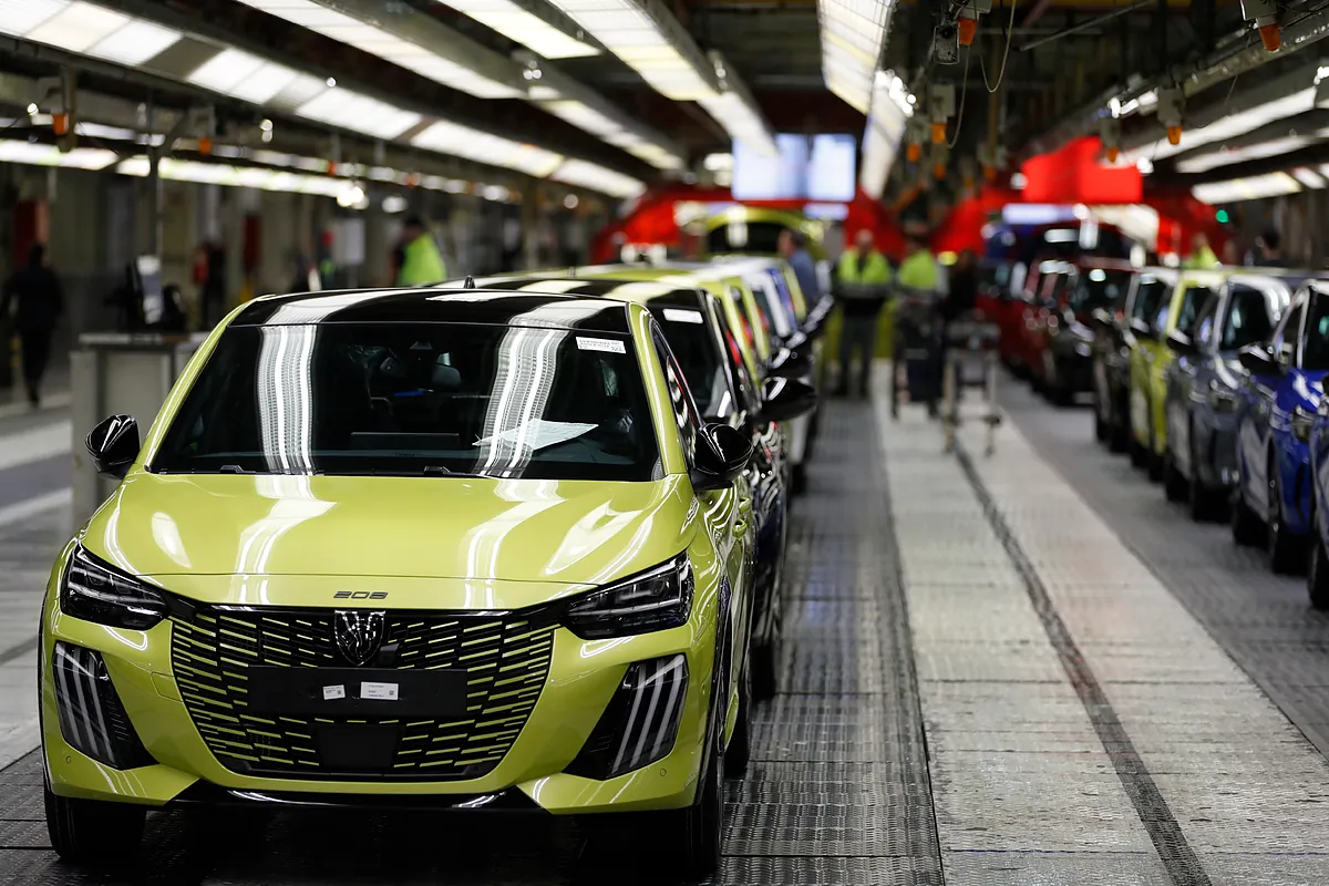 Las fábricas de coches dejan de producir miles de vehículos por falta de electricidad