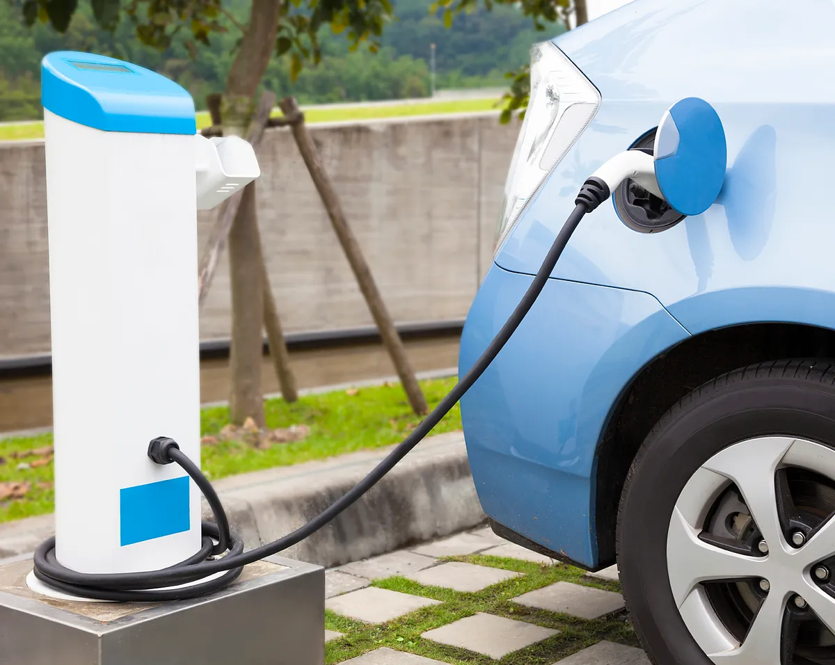 Las ventas de coches eléctricos e híbridos enchufables ya superan las de todo 2024