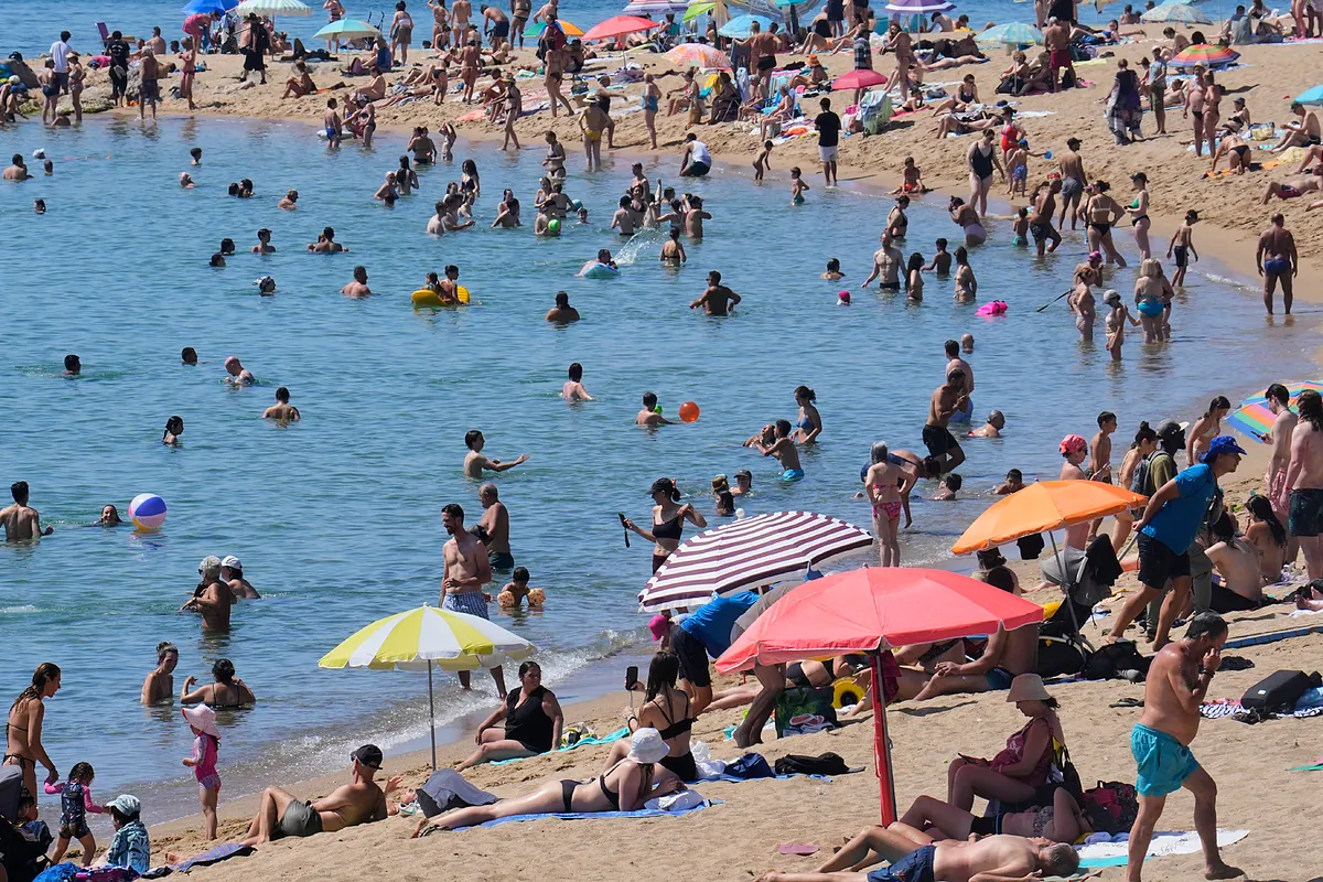 El turismo frena su crecimiento en junio pese a superar su anterior récord