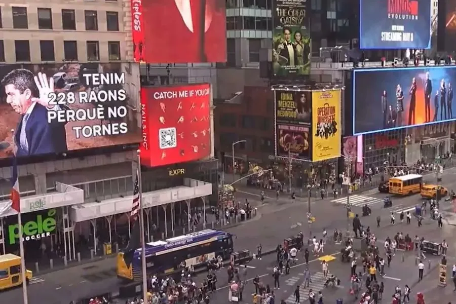 Una pantalla gigante en Times Square pide a Mazón que no vuelva a Valencia por la gestión de la dana