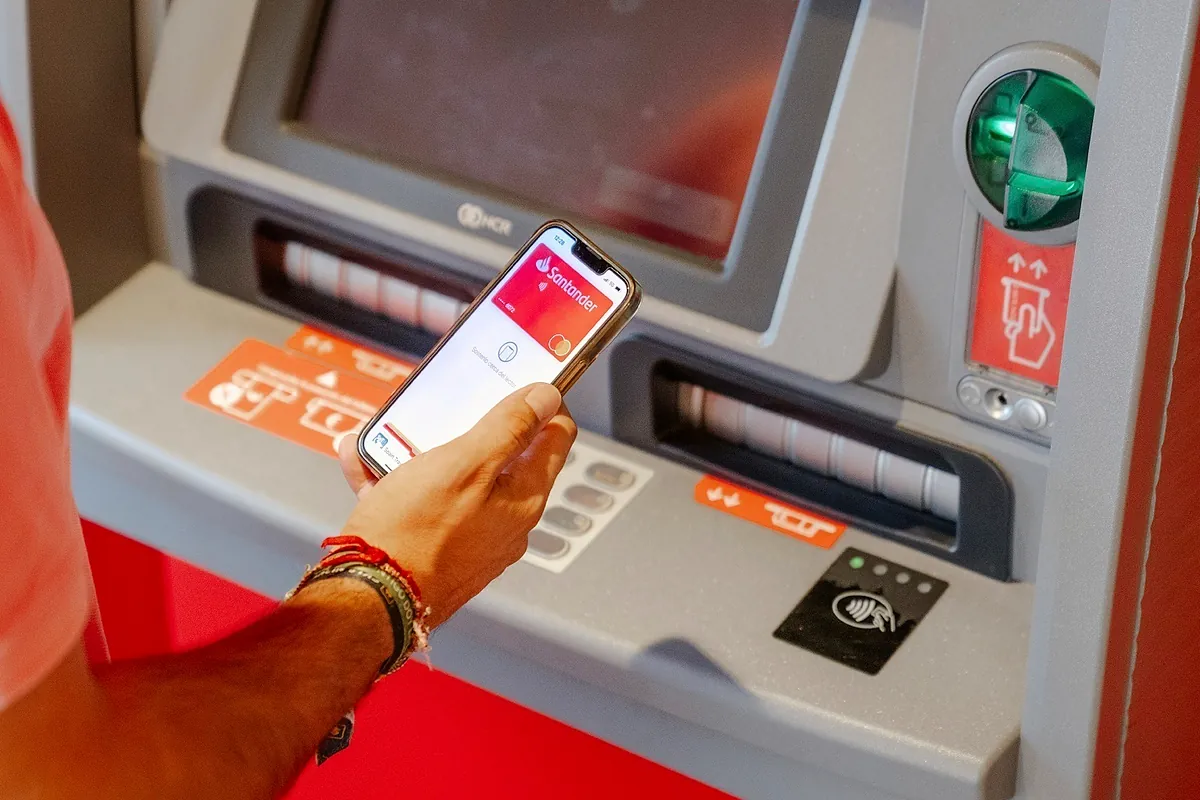 Los clientes de Santander no podrán utilizar este sábado la aplicación del  banco ni recibir Bizum | Banca