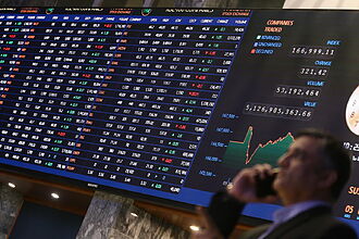 Trader ante un monitor con cotizaciones