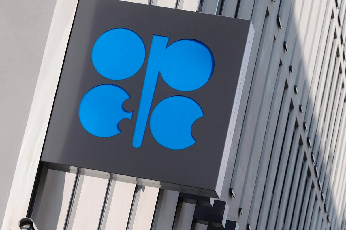 OPEP+ exige cumplir con los recortes en medio del desplome de precios y la tensión comercial