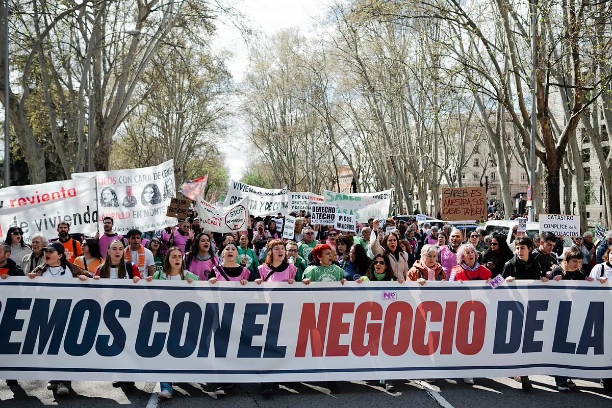 Miles de personas se manifiestan en Madrid por el derecho a una ...