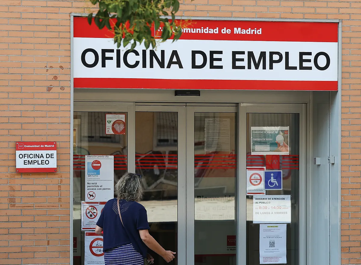 El paro sube en 21.905 personas en agosto, principalmente en el sector servicios