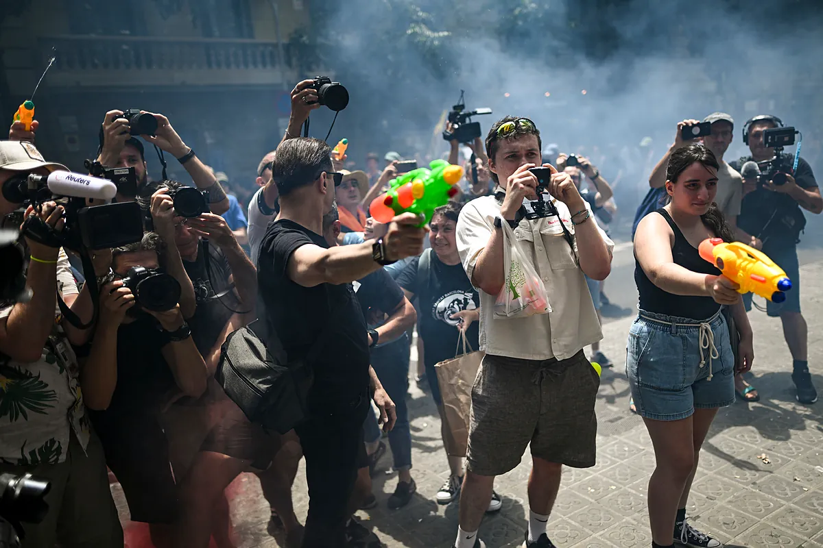 Los turistas extranjeros vuelven a ser el blanco de las pistolas de agua en Barcelona