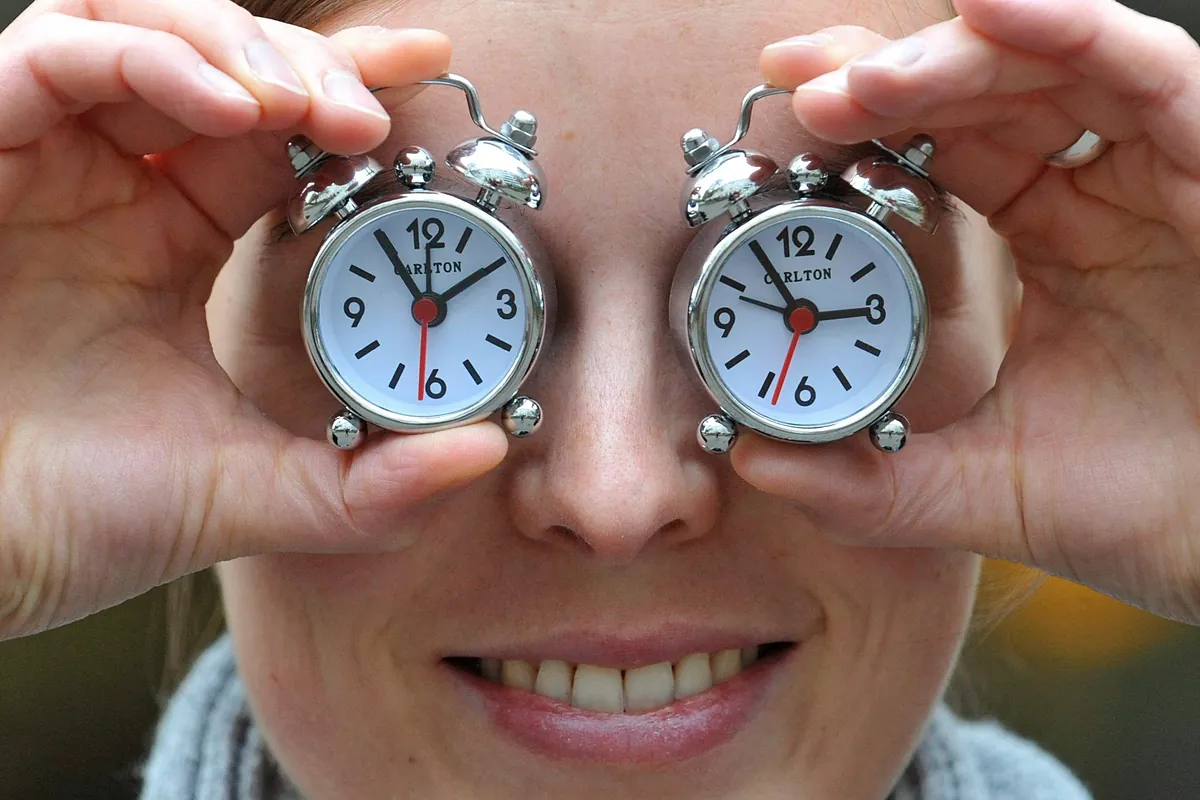 Cambio horario de verano 2025 el 30 de marzo el reloj se adelanta una hora y estos son los pros