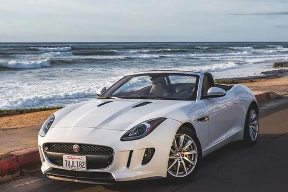 ¿Cuánto cuesta alquilar un coche una semana en la playa? Recogerlo en el aeropuerto casi siempre es más caro