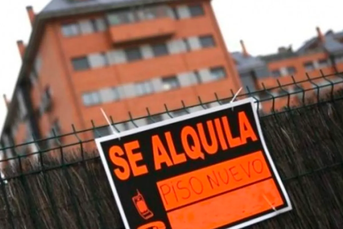 La oferta de vivienda en alquiler se hunde un 56% y dispara los precios