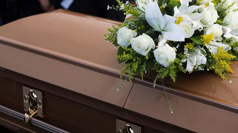 La 'Ley del Cementerio': ¿Quién puede trasladar una tumba?¿Enterrar o incinerar? | Actualidad y Tendencias