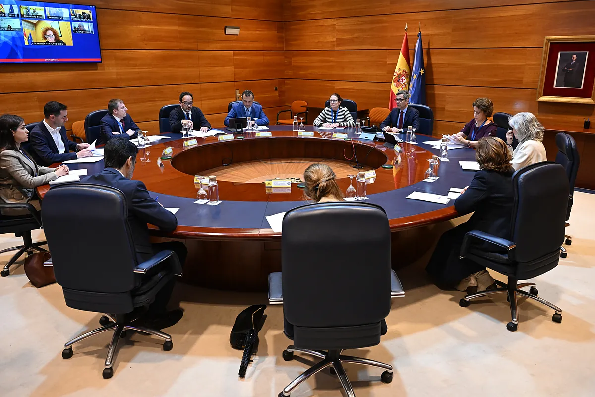 El Gobierno evalúa la vuelta a la normalidad tras el apagón y pide más información a las eléctricas | Economía