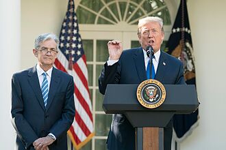 El presidente de Estados Unidos, Donald Trump  (derecha), junto al presidente de la Reserva Federal (Fed), Jerome Powell.