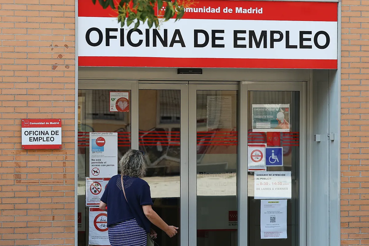 El paro baja en 1.357 personas en julio, pero sube en sectores clave como la industria y los servicios